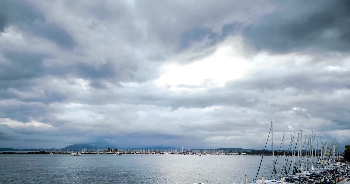 Καιρός-σήμερα:-Βροχές-στα-νοτιοδυτικά,-λίγα-σύννεφα-στην-υπόλοιπη-χώρα,-έως-τους-16-βαθμούς-η-θερμοκρασία