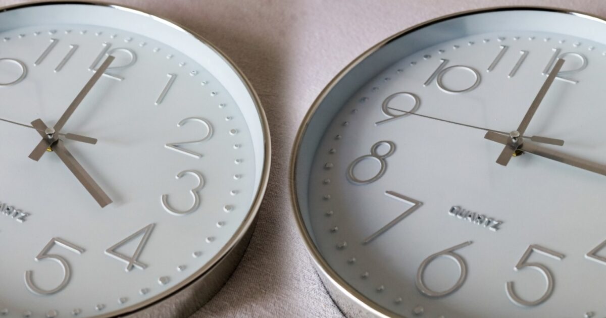 Αλλαγή-ώρας-2026:-Πότε-γυρνάμε-τα-ρολόγια-μας-μία-ώρα-μπροστά
