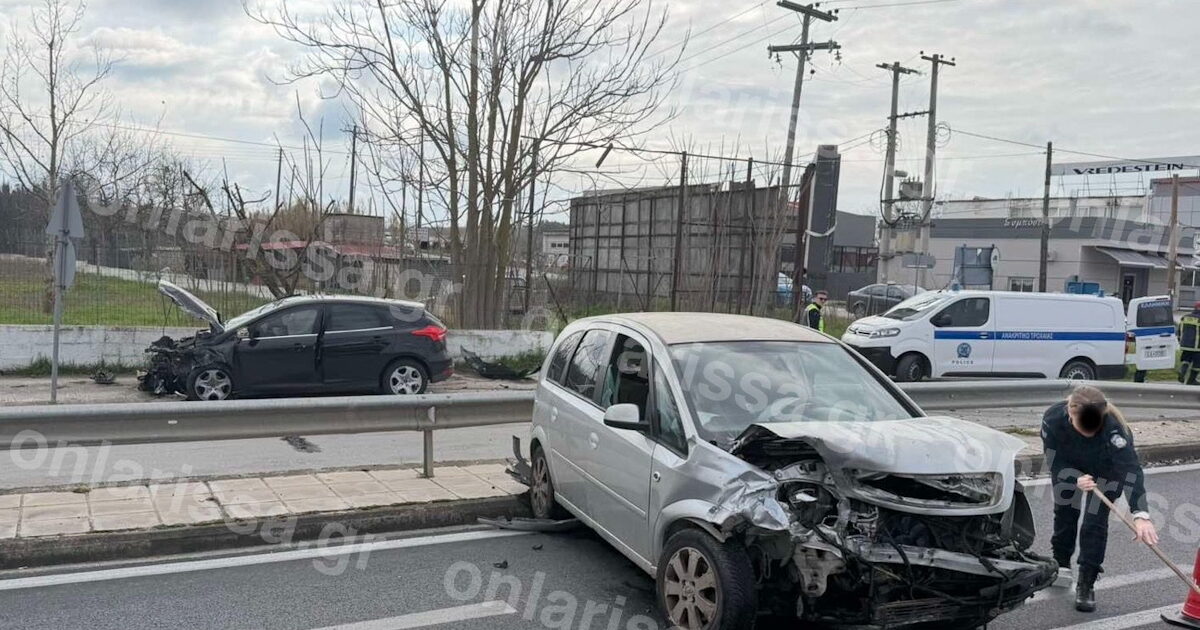 Τροχαίο-στη-Λάρισα:-Μετωπική-σύγκρουση-δύο-αυτοκινήτων-με-3-τραυματίες