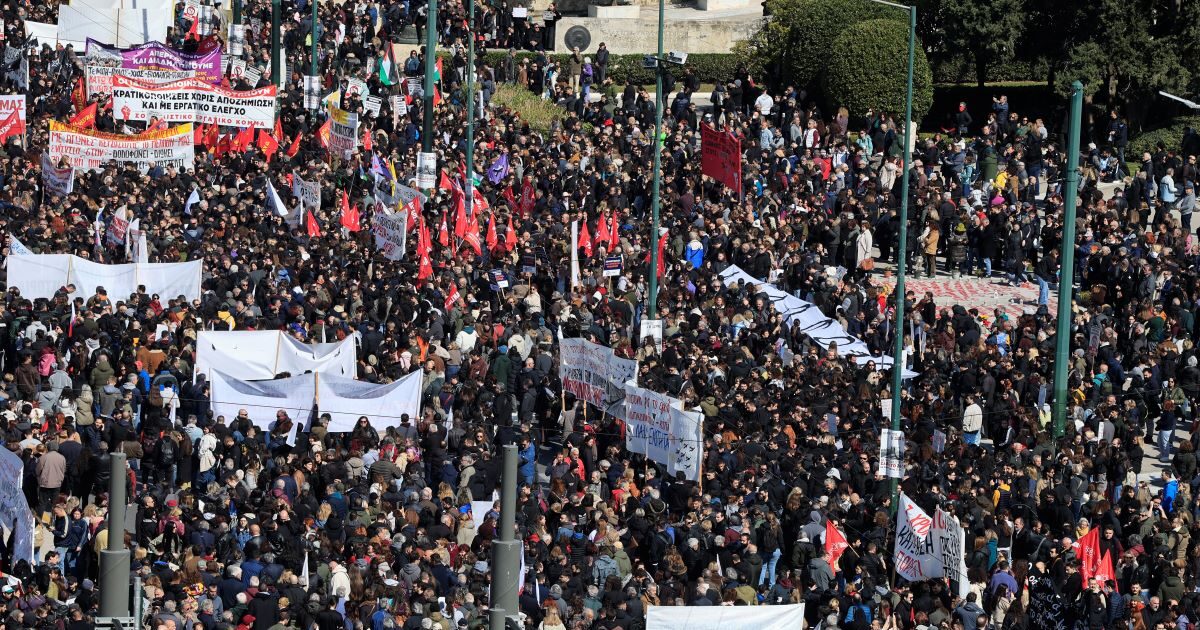 Τέμπη:-Πλήθος-κόσμου-στα-συλλαλητήρια-στην-Αθήνα-και-σε-όλες-τις-πόλεις-–-live-εικόνα-από-το-Σύνταγμα