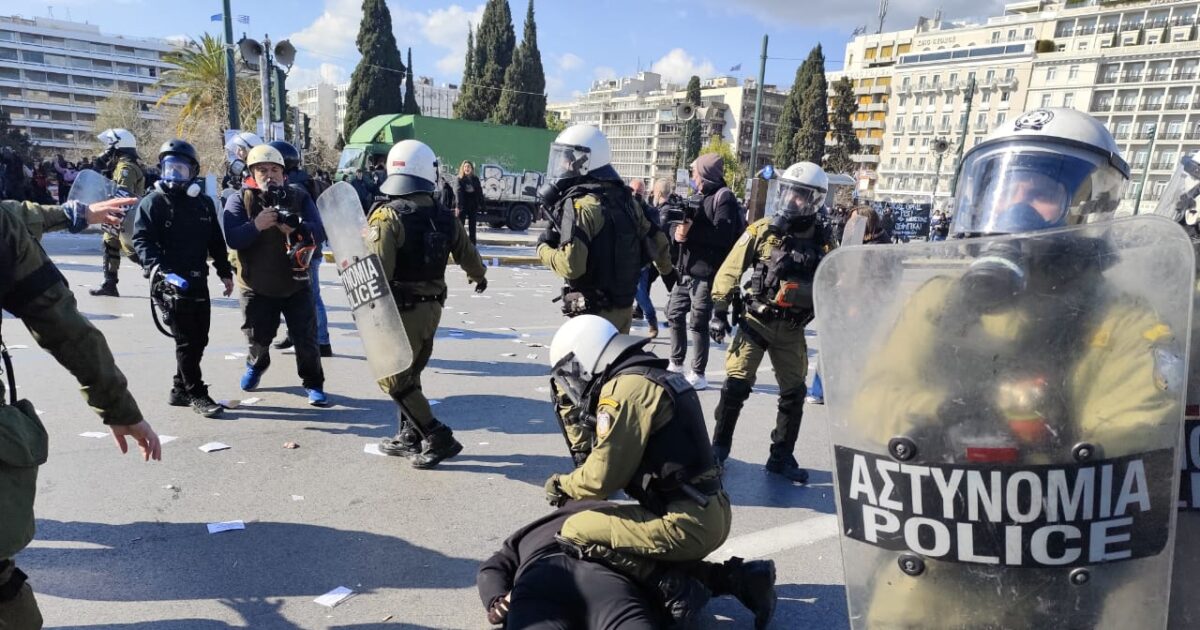 Τέμπη:-Επεισόδια-στο-Σύνταγμα-μετά-το-συλλαλητήριο-–-Λεπτό-προς-λεπτό-όλες-οι-εξελίξεις