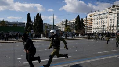 Τέμπη:-Ένταση-στο-Σύνταγμα-από-κουκουλοφόρους-μετά-το-συλλαλητήριο-–-Πέντε-προσαγωγές