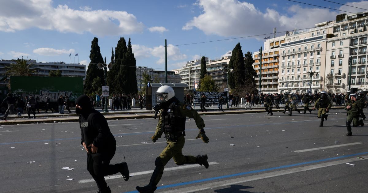 Τέμπη:-Ένταση-στο-Σύνταγμα-από-κουκουλοφόρους-μετά-το-συλλαλητήριο-–-Πέντε-προσαγωγές