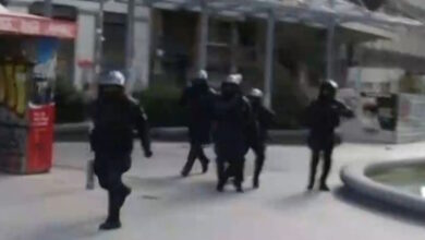 Η-στιγμή-της-επίθεσης-σε-οπερατέρ-του-mega-μετά-το-συλλαλητήριο-για-τα-Τέμπη-στο-Σύνταγμα