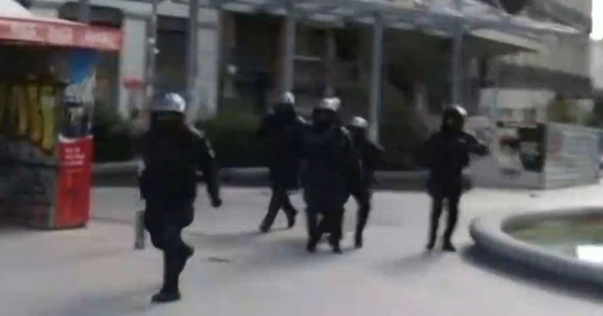 Η-στιγμή-της-επίθεσης-σε-οπερατέρ-του-mega-μετά-το-συλλαλητήριο-για-τα-Τέμπη-στο-Σύνταγμα