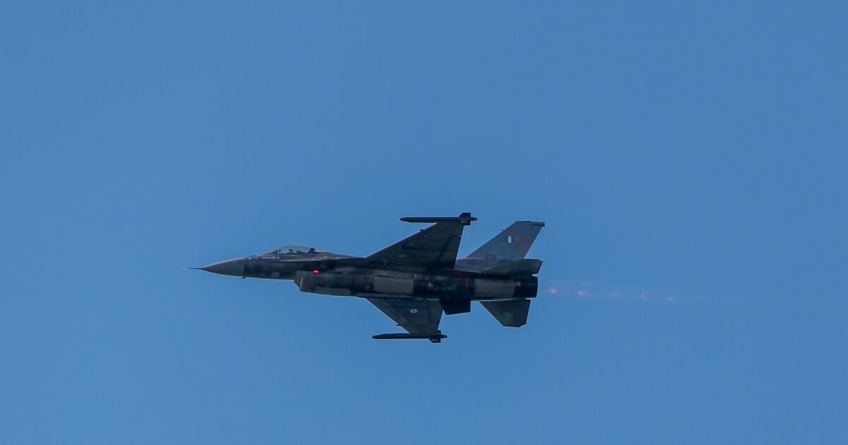 Κύπρος:-Η-στιγμή-που-τα-ελληνικά-f-16-προσγειώνονται-στο-αεροδρόμιο-της-Πάφου