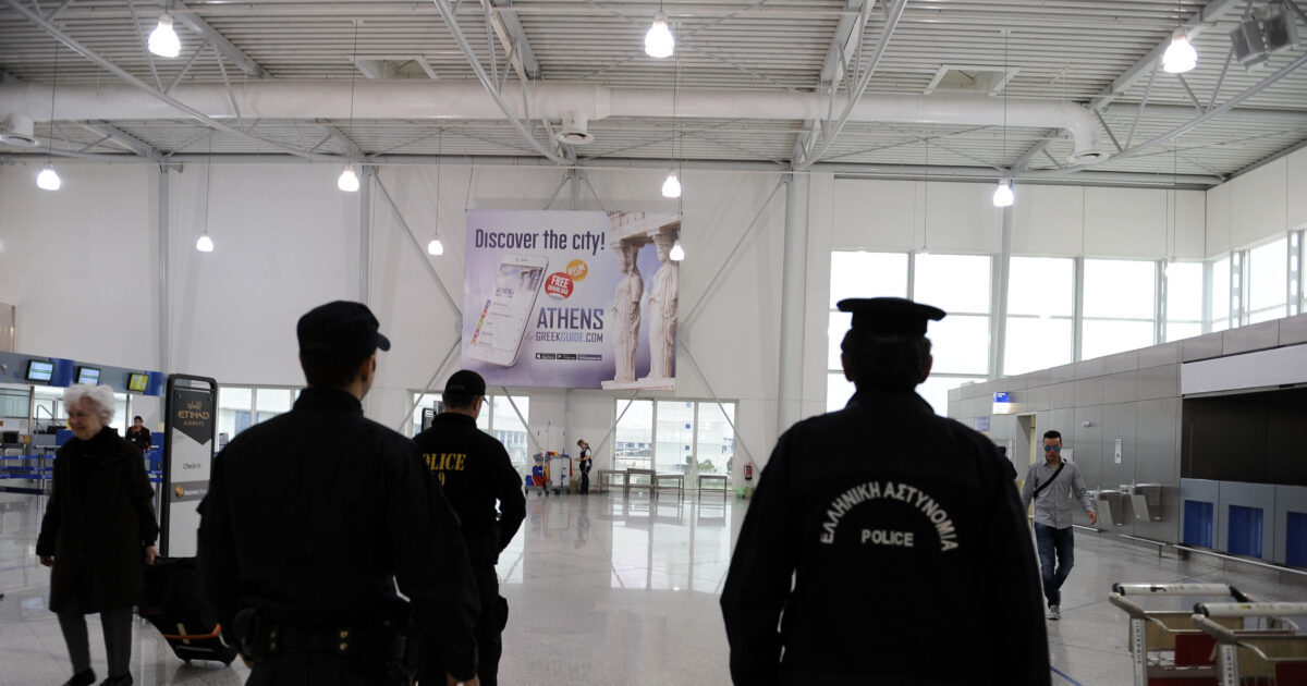 «Ελευθέριος-Βενιζέλος»:-Άνδρας-σε-αμόκ-πέταξε-μπουκάλια-σε-επιβάτες-και-διέλυσε-κατάστημα-duty-free-–-Βίντεο-ντοκουμέντο