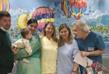 Ζάκυνθος:-Βγήκε-από-τη-ΜΕΘ-το-βρέφος-που-νοσηλευόταν-με-μηνιγγίτιδα,-φωτογραφία-με-χαμόγελα