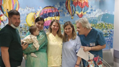 Ζάκυνθος:-Βγήκε-από-τη-ΜΕΘ-το-βρέφος-που-νοσηλευόταν-με-μηνιγγίτιδα,-φωτογραφία-με-χαμόγελα