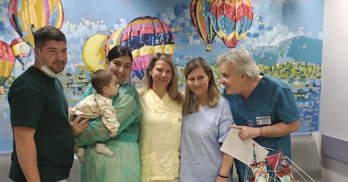Ζάκυνθος:-Βγήκε-από-τη-ΜΕΘ-το-βρέφος-που-νοσηλευόταν-με-μηνιγγίτιδα,-φωτογραφία-με-χαμόγελα