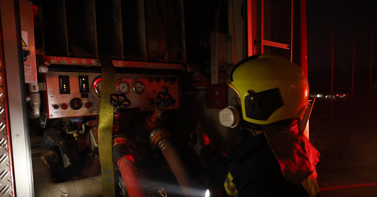 Φωτιά-σε-εγκαταλειμμένο-κτίριο-στο-Μεταξουργείο,-διακοπή-κυκλοφορίας