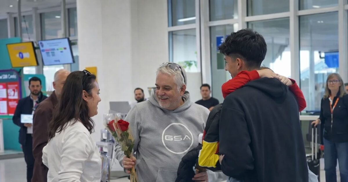 Οι-συγκλονιστικές-μαρτυρίες-Ελλήνων-που-επέστρεψαν-με-πτήσεις-επαναπατρισμού-–-«Είδαμε-θραύσματα-να-πέφτουν-δίπλα-μας»