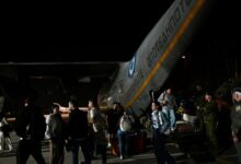 Επέστρεψαν-91-Έλληνες-με-c-130-από-το-Άμπου-Ντάμπι-–-Συγκινητικές-στιγμές-στο-αεροδρόμιο-της-Ελευσίνας