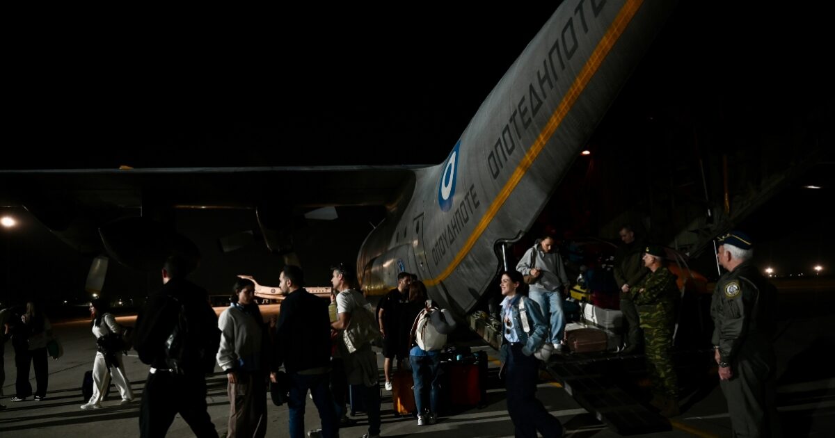 Επέστρεψαν-91-Έλληνες-με-c-130-από-το-Άμπου-Ντάμπι-–-Συγκινητικές-στιγμές-στο-αεροδρόμιο-της-Ελευσίνας