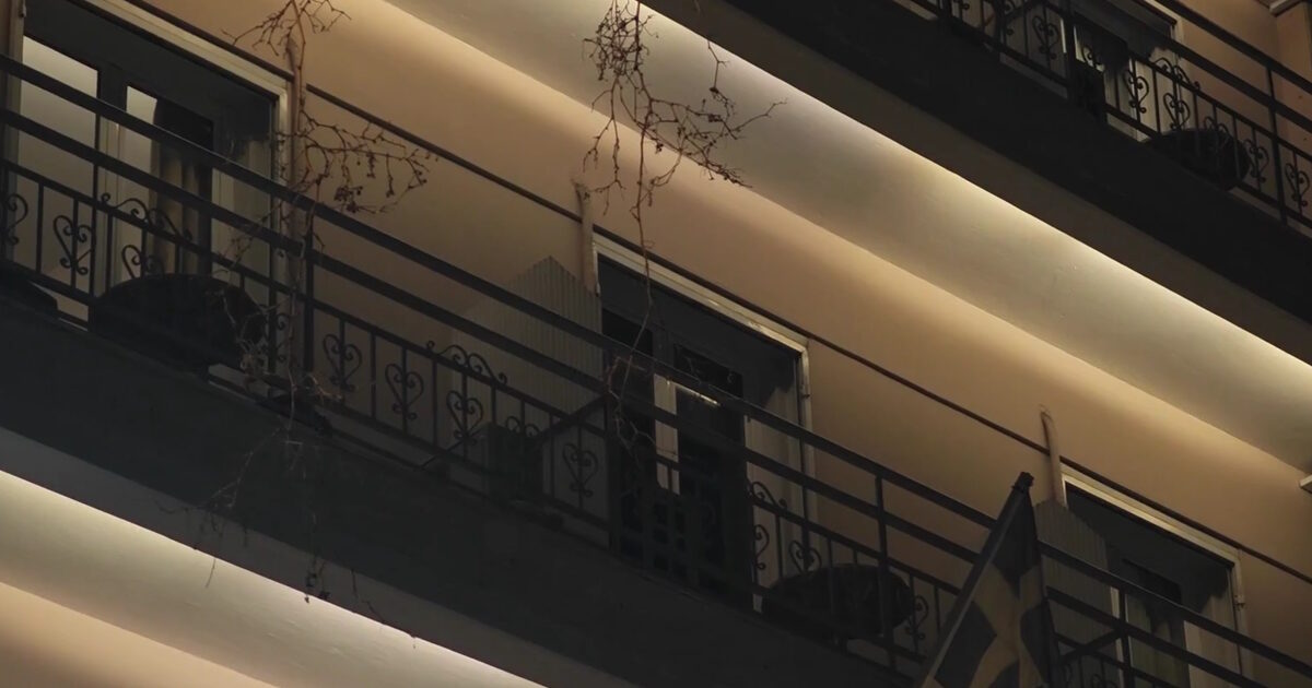 Ομόνοια:-Στην-Ελλάδα-σήμερα-οι-γονείς-του-15χρονου-Γάλλου-που-έπεσε-από-μπαλκόνι-και-σκοτώθηκε