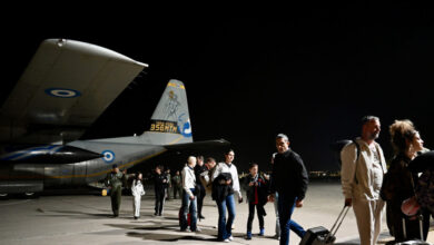 315-Έλληνες-επαναπατρίστηκαν-την-Πέμπτη-από-τη-Μέση-Ανατολή-με-ειδικές-πτήσεις,-c-130-και-οδικώς