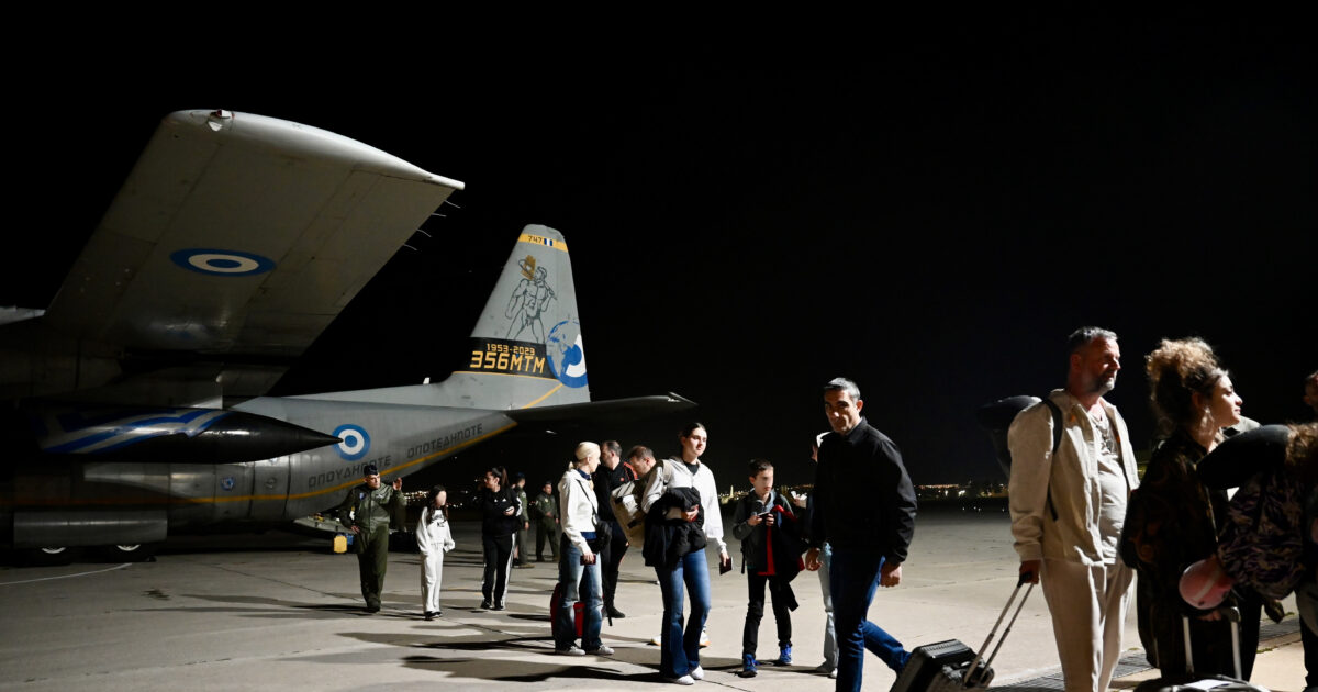 315-Έλληνες-επαναπατρίστηκαν-την-Πέμπτη-από-τη-Μέση-Ανατολή-με-ειδικές-πτήσεις,-c-130-και-οδικώς