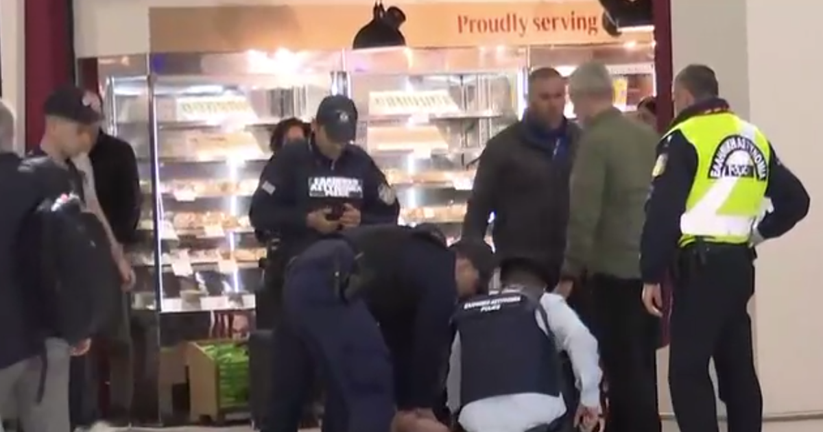 «Ελευθέριος-Βενιζέλος»:-Καρέ-καρέ-η-σύλληψη-άνδρα-που-κρατούσε-σημαία-του-Ισραήλ-στο-αεροδρόμιο