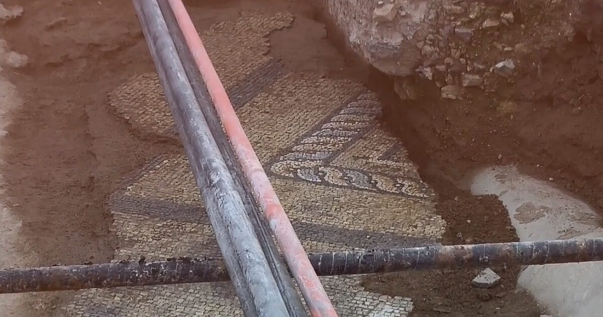 Αθήνα:-Βρέθηκε-τυχαία-αρχαίο-ψηφιδωτό-στην-οδό-Ευριπίδου-–-Εντυπωσιακά-πλάνα-από-το-σπουδαίο-εύρημα