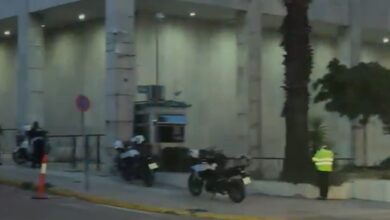 Θρίλερ-στη-ΓΑΔΑ:-Συνελήφθη-άνδρας-που-απειλούσε-με-χειροβομβίδα-στα-χέρια-–-Είχε-άλλες-δύο-στο-σακίδιο