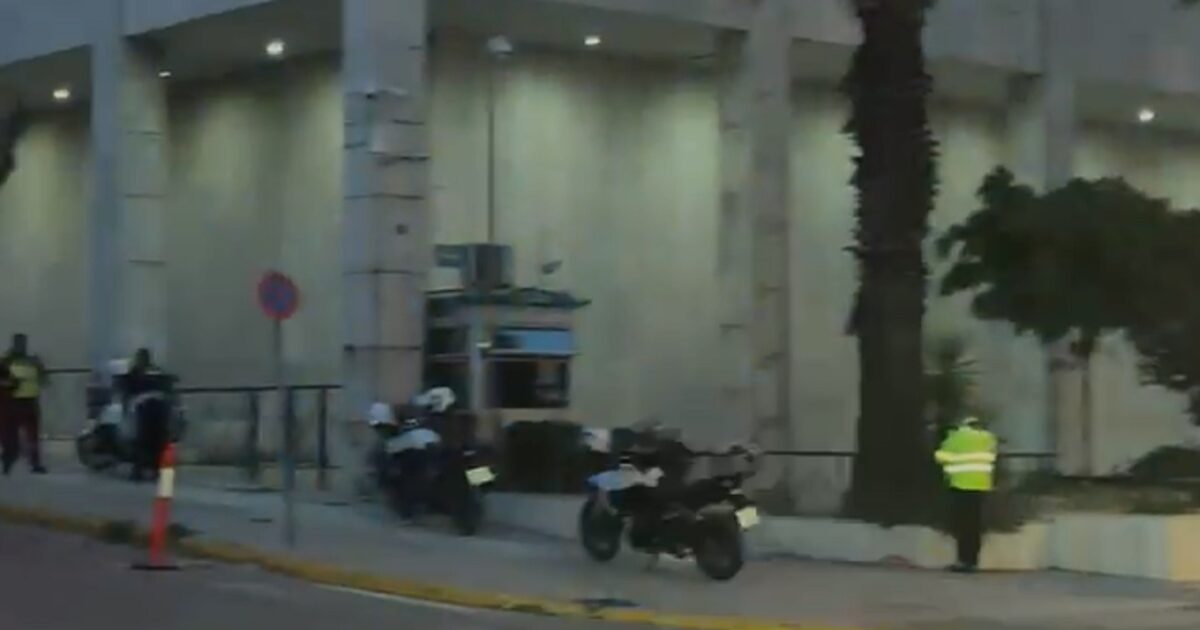 Θρίλερ-στη-ΓΑΔΑ:-Συνελήφθη-άνδρας-που-απειλούσε-με-χειροβομβίδα-στα-χέρια-–-Είχε-άλλες-δύο-στο-σακίδιο