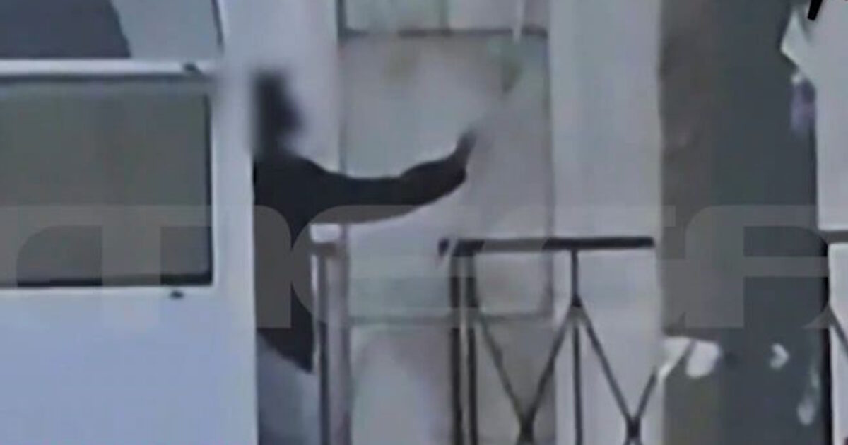 Η-στιγμή-που-ο-48χρονος-Σουδανός-απειλεί-αστυνομικούς-πως-θα-ανατινάξει-το-κτίριο-της-ΓΑΔΑ