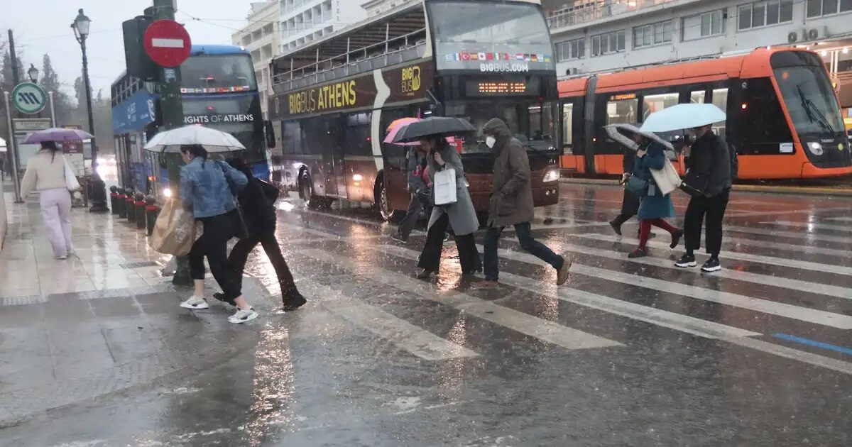 Καιρός-σήμερα:-Στα-δύο-η-χώρα-με-ήλιο-και-βροχές,-η-θερμοκρασία-έως-τους-19-βαθμούς,-7-μποφόρ-στο-Αιγαίο