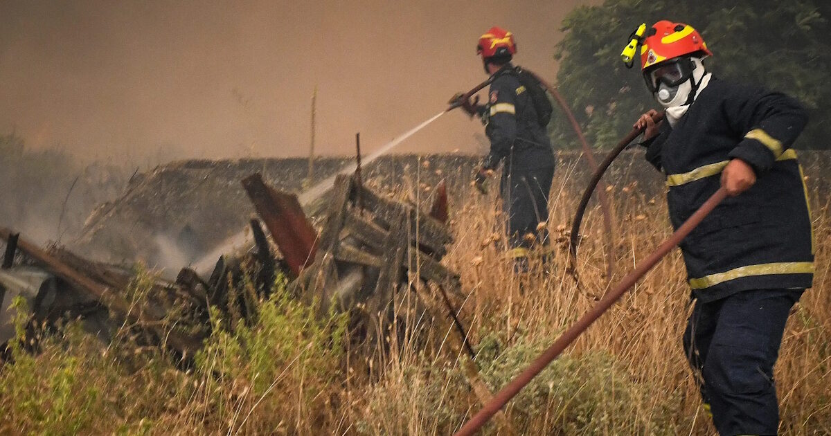 Φωτιά-στη-Σητεία,-15-πυροσβέστες-και-2-ομάδες-δασοκομάντο-στη-μάχη-με-τις-φλόγες