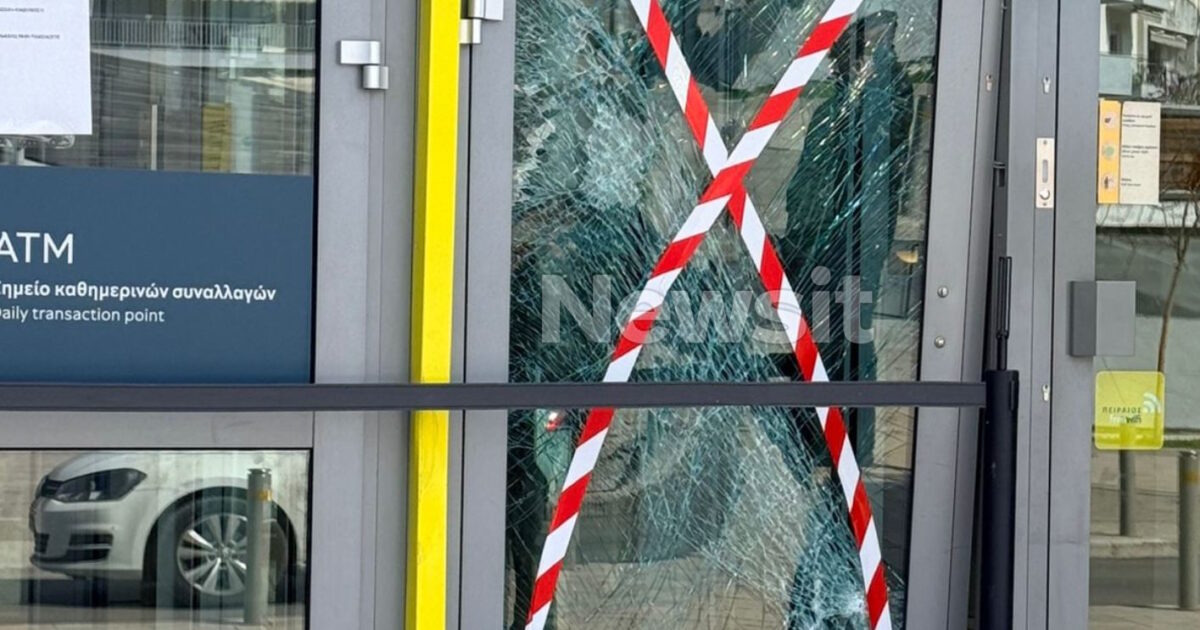 Θεσσαλονίκη:-80χρονος-έριξε-το-αυτοκίνητό-του-στην-τζαμαρία-τράπεζας-–-«Μου-έχουν-δεσμεύσει-όλη-την-περιουσία,-μου-γύρισε-το-μυαλό»