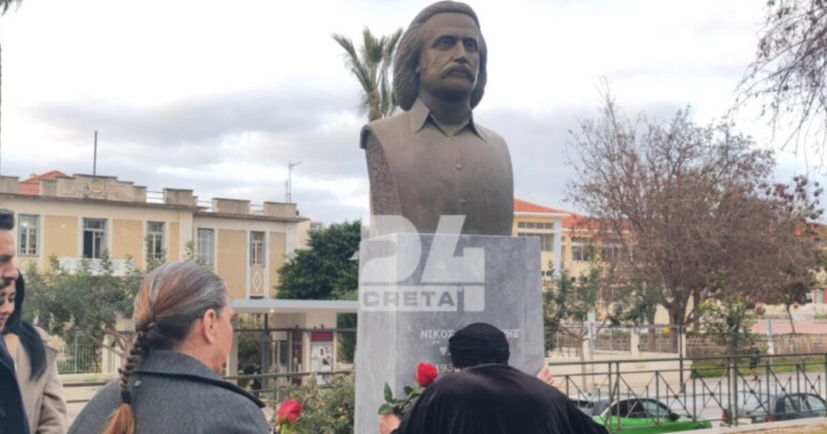 Χανιά:-Συγκίνηση-στα-αποκαλυπτήρια-της-προτομής-του-Νίκου-Ξυλούρη
