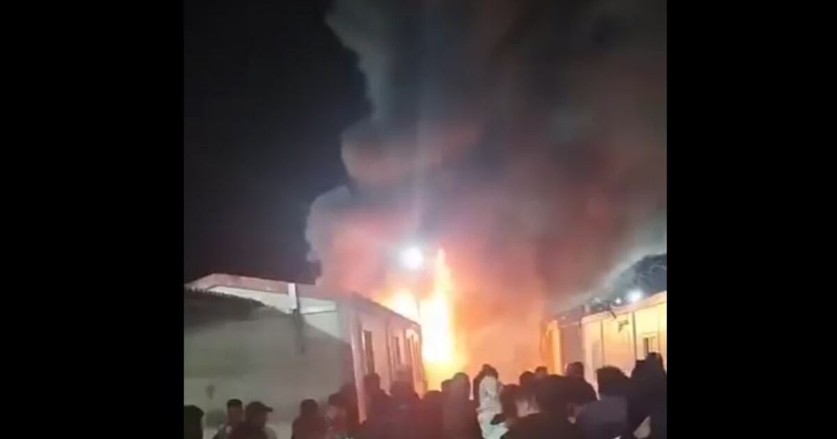 Φωτιά-σε-κοντέινερ-στο-κέντρο-κράτησης-μεταναστών-στην-Αμυγδαλέζα