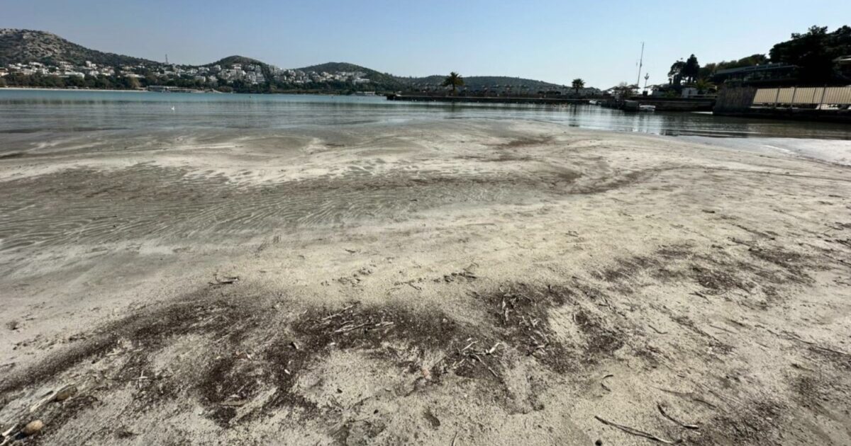 Περίεργο-φαινόμενο-στη-Βουλιαγμένη:-Υποχώρησε-η-θάλασσα-και-φάνηκε-η-στεριά