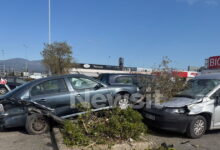 Θεσσαλονίκη:-Ηλικιωμένος-έχασε-τον-έλεγχο-του-αυτοκινήτου-του-και-χτύπησε-8-σταθμευμένα-οχήματα-–-Δύο-ελαφρά-τραυματίες