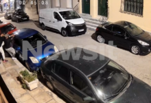 Πειραιάς:-Τέσσερις-ανήλικοι-προσπάθησαν-να-κλέψουν-αυτοκίνητο-με-λοστό-–-«Κρεμάστηκαν-όλοι-μαζί-πάνω-στην-πόρτα-και-την-τραβούσαν»