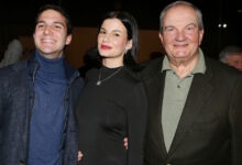 Ο-Κώστας-Καραμανλής-στο-πλευρό-της-κόρης-του,-Αλίκης-Καραμανλή,-στην-θεατρική-παράσταση-που-παίζει