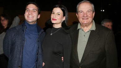 Ο-Κώστας-Καραμανλής-στο-πλευρό-της-κόρης-του,-Αλίκης-Καραμανλή,-στην-θεατρική-παράσταση-που-παίζει