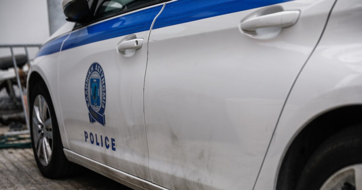 Πειραιάς:-20χρονος-χωρίς-δίπλωμα-παρέσυρε-γυναίκα-και-χτύπησε-αυτοκίνητα,-μια-μηχανή-και-ένα-μαγαζί