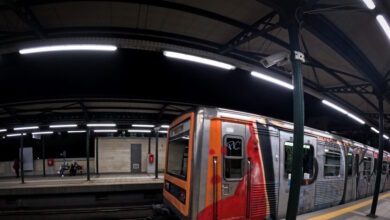 Άγνωστοι-πέταξαν-πέτρα-σε-συρμό-του-ΗΣΑΠ:-Ένας-τραυματίας-–-Η-ανακοίνωση-της-ΣΤΑΣΥ