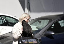 Η-Ελένη-Ζαρούλια-παραδόθηκε-στο-ΑΤ-Πεύκης-και-οδηγείται-στη-φυλακή