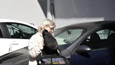 Η-Ελένη-Ζαρούλια-παραδόθηκε-στο-ΑΤ-Πεύκης-και-οδηγείται-στη-φυλακή