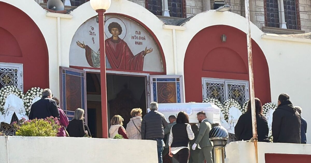 Θεσσαλονίκη:-Οδύνη-στην-κηδεία-του-25χρονου-που-παρασύρθηκε-από-αυτοκίνητο