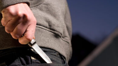 Λουτράκι:-Στο-νοσοκομείο-20χρονος-που-δέχτηκε-επίθεση-με-νυστέρι-από-παρέα-ατόμων-–-Έχει-μαχαιριές-σε-σώμα-και-πρόσωπο