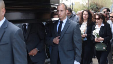 Κηδεία-Γιώργου-Πανουσόπουλου:-Συντετριμμένη-η-Μπέτυ-Λιβανού-στο-«τελευταίο-αντίο»-στον-σκηνοθέτη-σύζυγό-της