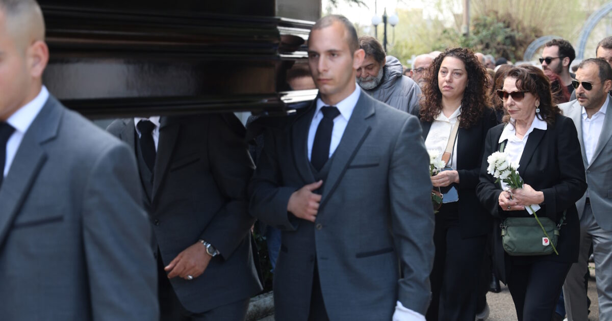 Κηδεία-Γιώργου-Πανουσόπουλου:-Συντετριμμένη-η-Μπέτυ-Λιβανού-στο-«τελευταίο-αντίο»-στον-σκηνοθέτη-σύζυγό-της