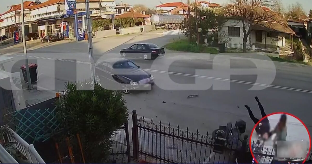 Ημαθία:-Συγκλονιστικό-βίντεο-ντοκουμέντο-από-σύγκρουση-μηχανής-με-αυτοκίνητο-–-Από-θαύμα-γλίτωσε-μια-πεζή-που-παρασύρθηκε