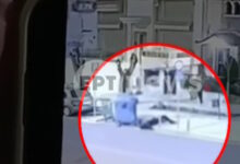 Καλαμαριά:-Βίντεο-ντοκουμέντο-από-την-δολοφονία-του-20χρονου-–-Δέχεται-πισώπλατη-μαχαιριά-και-καταρρέει-δίπλα-σε-κάδο