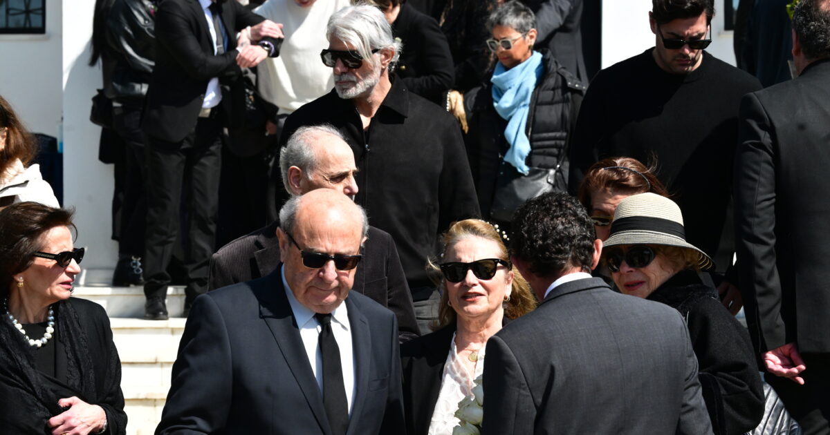 Κηδεία-Γιώργου-Μαρίνου:-Το-τελευταίο-χειροκρότημα-στον-πρώτο-σόουμαν-της-Ελλάδας