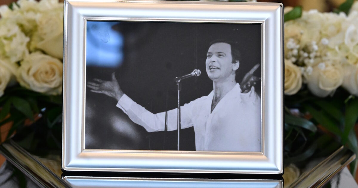 Γιώργος-Μαρίνος:-Το-στεφάνι-από-την-«Κατερίνα-του»-που-«ράγισε»-καρδιές-στην-κηδεία-του