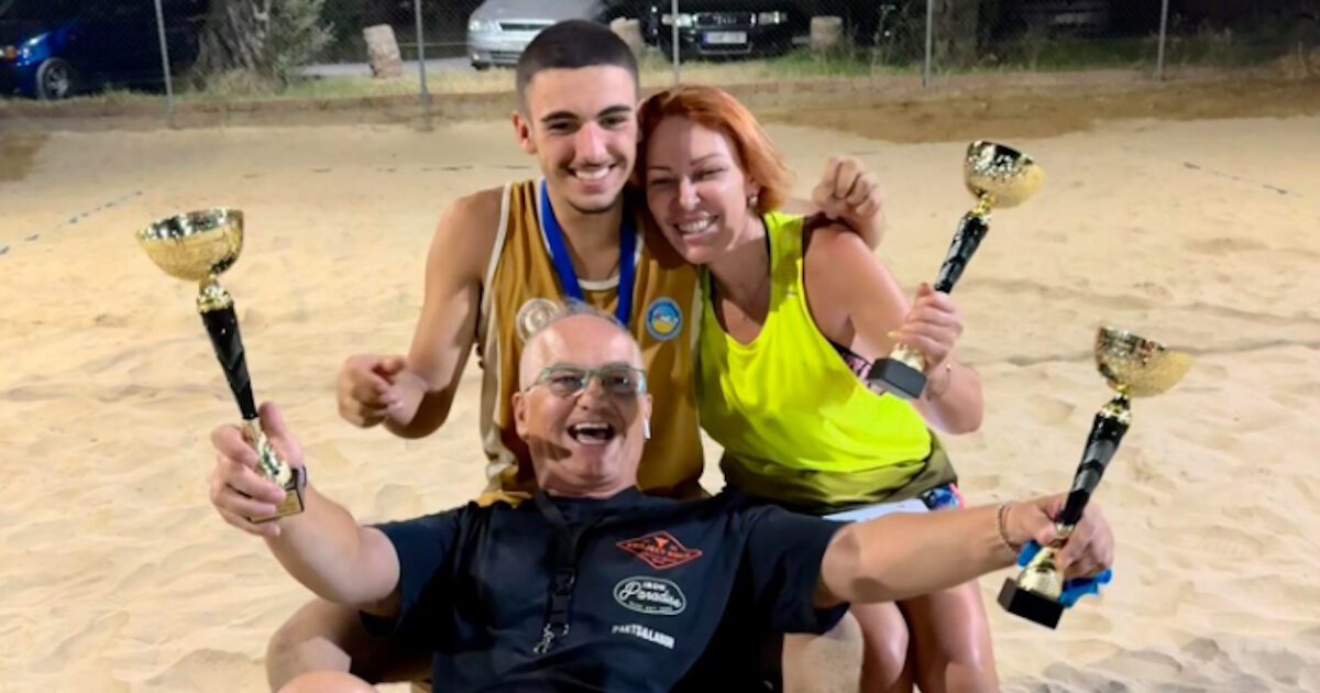 Πύργος:-Συγκλονίζει-ο-πατέρας-του-18χρονου-που-σκοτώθηκε-μετά-από-πτώση-από-μπαλκόνι-–-«Η-απουσία-του-άφησε-κενό-που-δεν-γεμίζει-ποτέ»