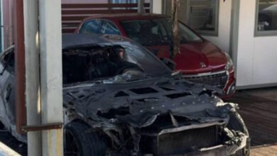 Πάτρα:-Φωτιά-σε-αυτοκίνητο-μέσα-σε-μάντρα-–-Άγνωστος-πέταξε-φωτοβολίδα-και-εξαφανίστηκε